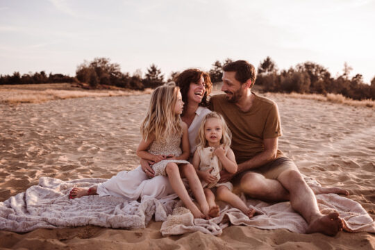 gezinsshoot familieshoot eendenmeer bergen limburg gezin op deken in het zand