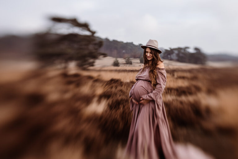 zwangerschap zwangerschapsshoot zwanger vrouw met hoed en onscherpe foto